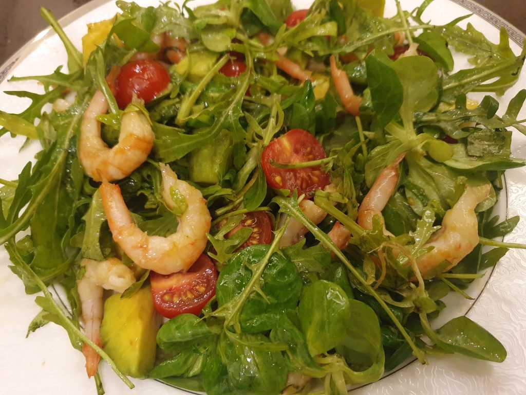 salat s krevetkami rukkoloj i avokado  1024x768 - Салат с креветками, рукколой и авокадо!❤️