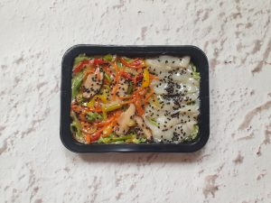 20260412 132546 1 300x225 - Вок с кальмаром и овощами на зеленом тесте в сырном соусе