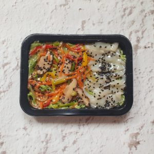 20260412 132546 1 300x300 - Вок с кальмаром и овощами на зеленом тесте в сырном соусе